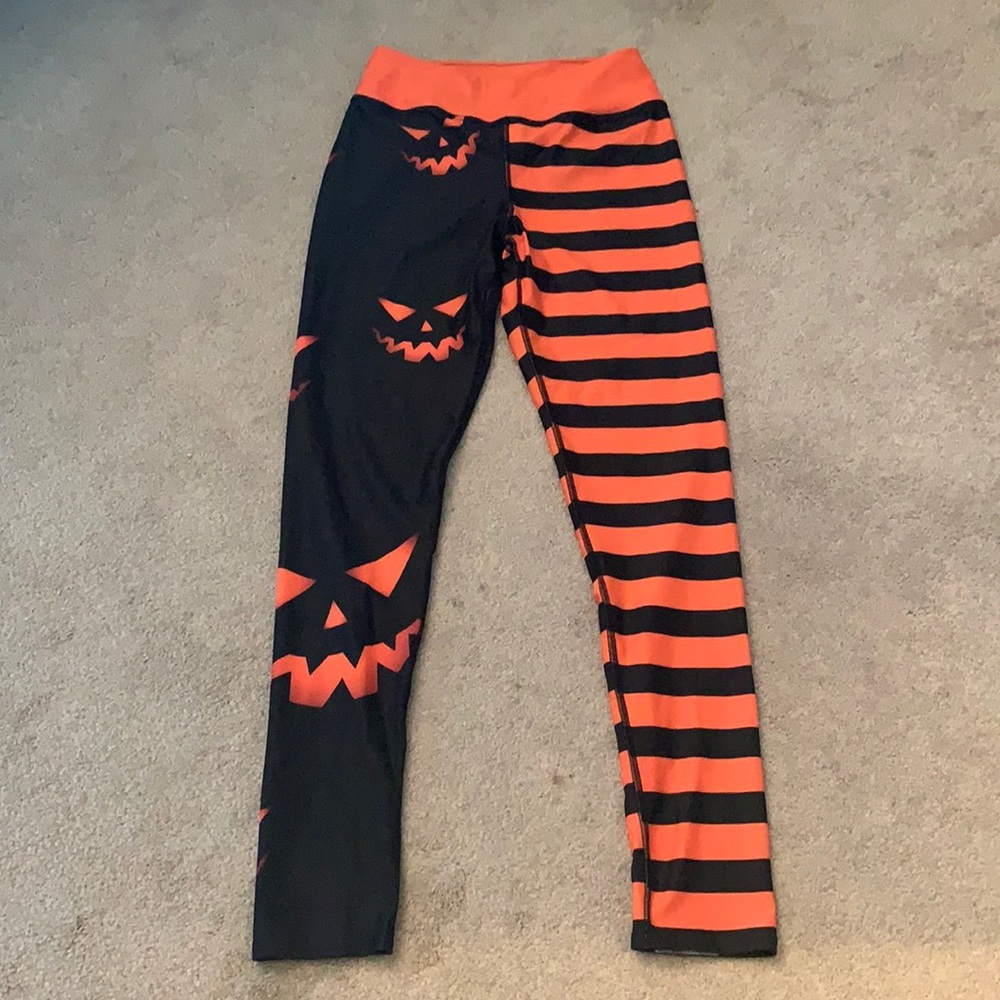 Black and orange Halloween leggings.